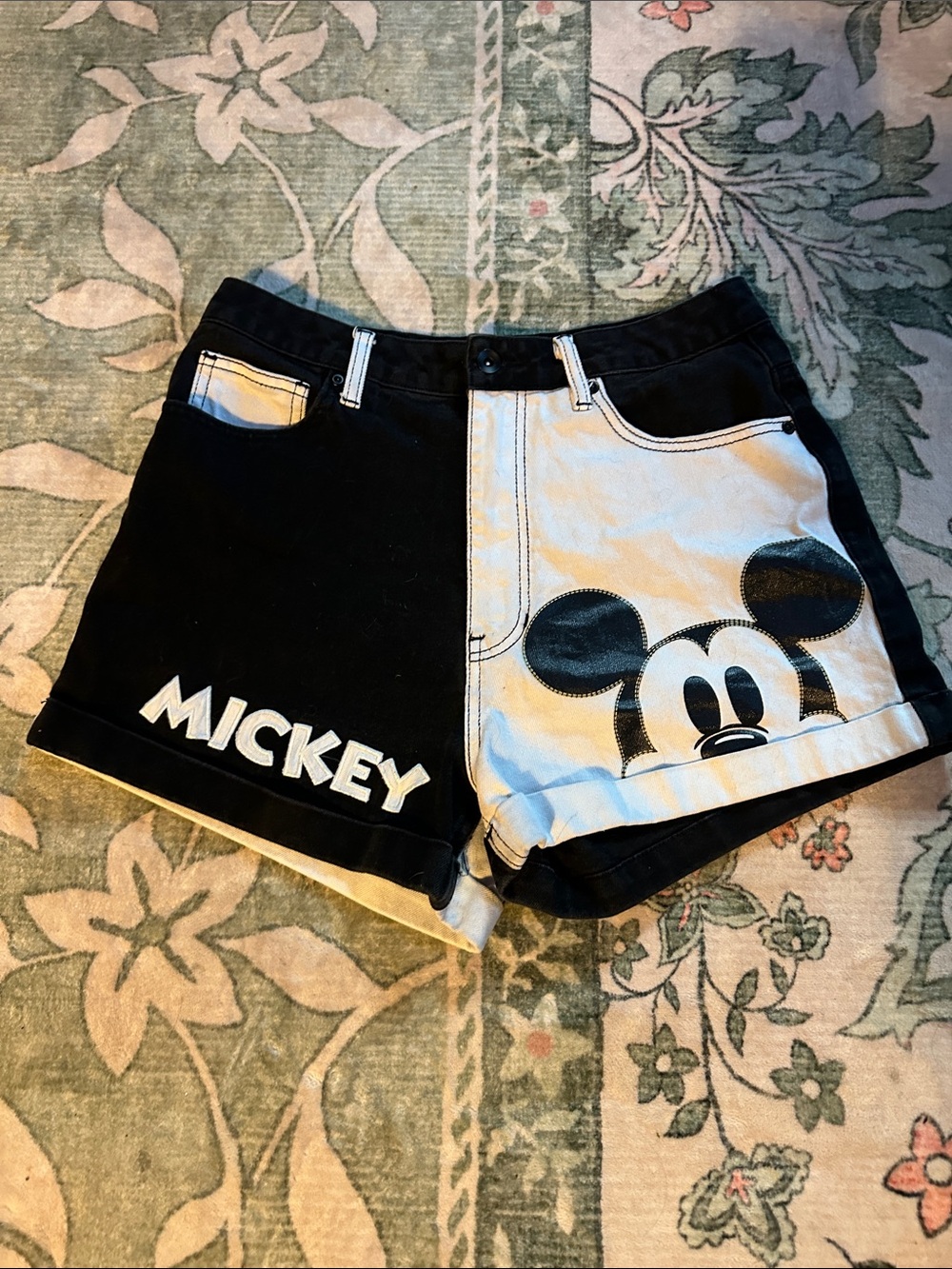 Disney Her Universe Mickey Mouse Women’s Two-Tone Black & White Shorts Size 7